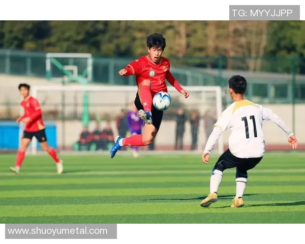 曾为绿茵场上风云人物的足球明星，如今化身解说员揭秘退役后的全新人生