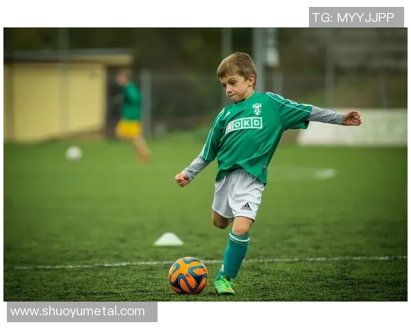 足球球星为何常穿紧身裤 运动性能与时尚风潮的双重考量